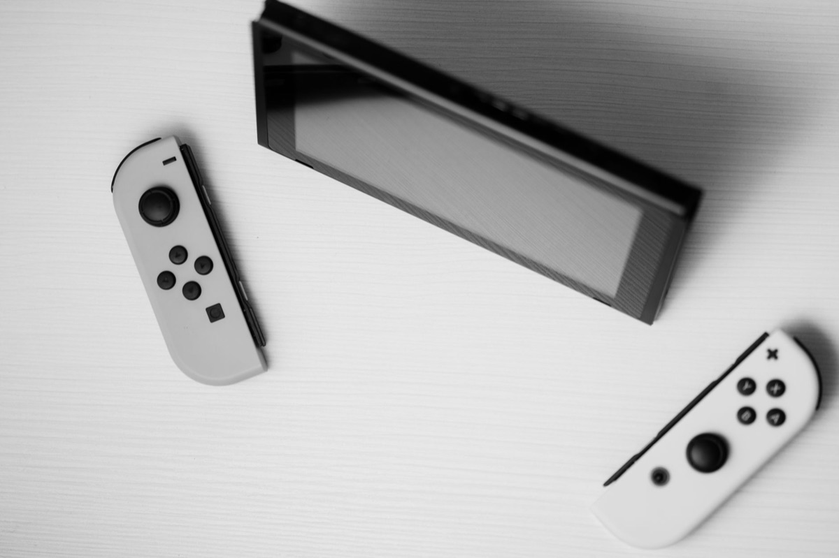 Console Nintendo Switch et tapis roulant, lumière naturelle, environnement moderne