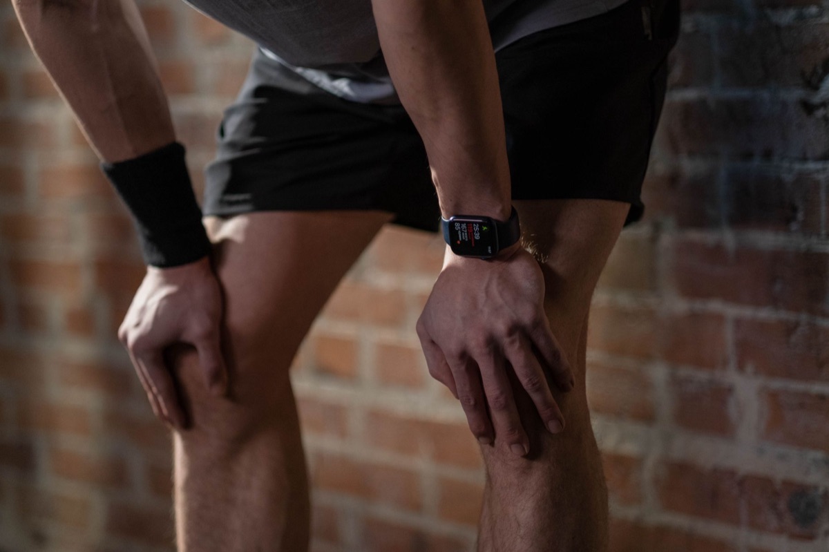 Una vista de un reloj inteligente Fitbit Charge 6 con un tracker de actividad