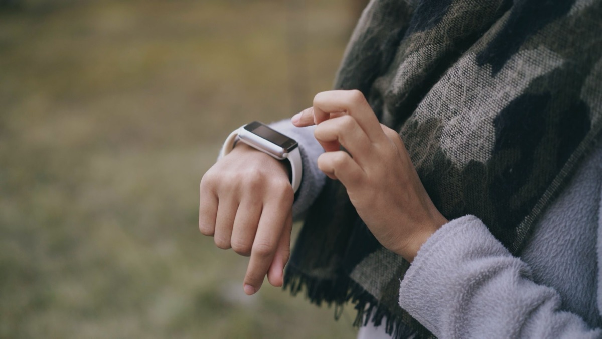 Montre de fitness affichant les anneaux d'activité.