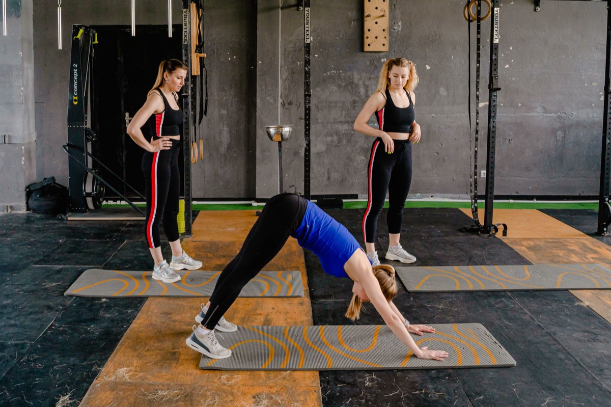 persona en rutina de entrenamiento completo