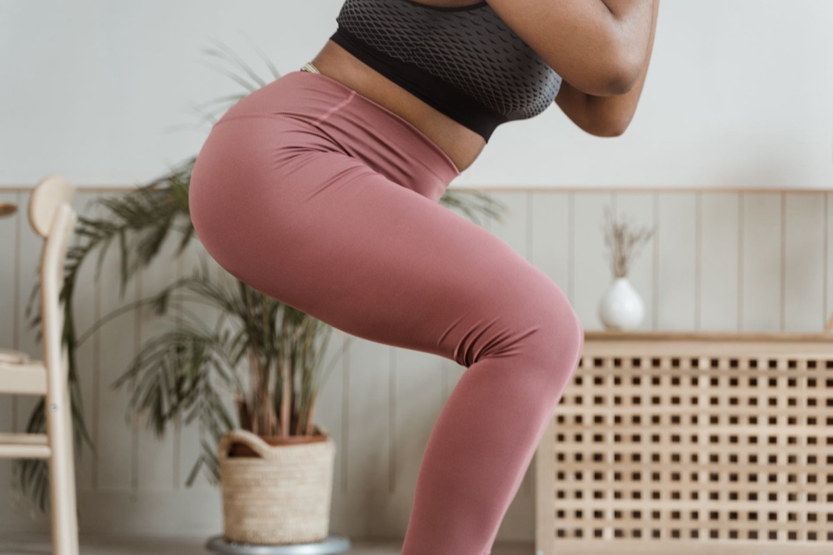 Squatting posture mistake in a fitness class