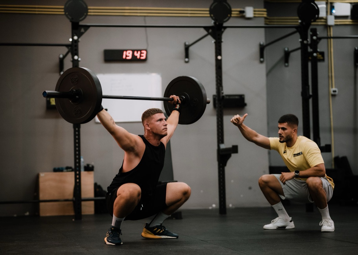スクワットの正しい姿勢を示す写真