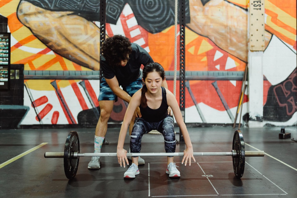 正確俯臥抬腿姿勢與身體對齊