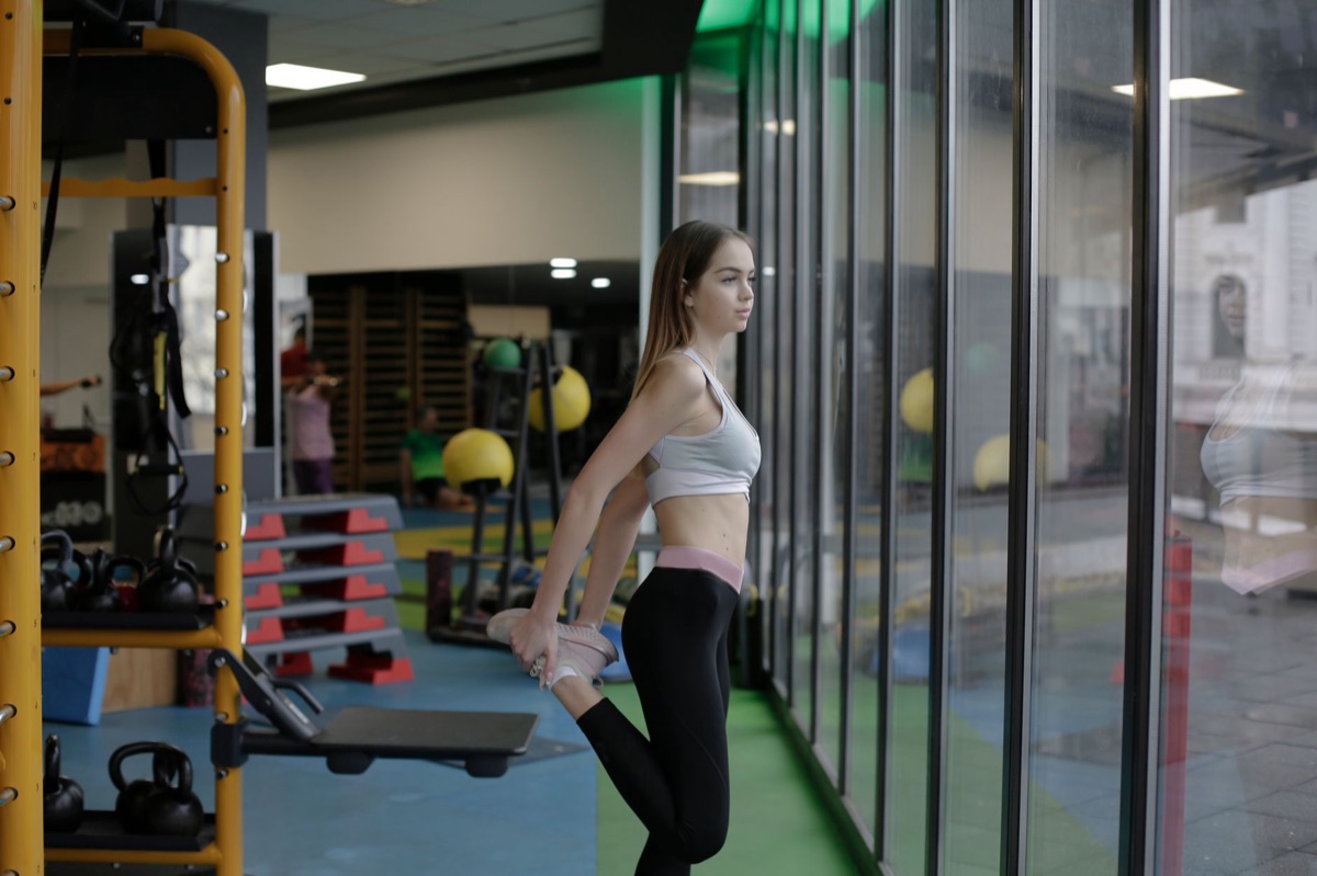 persona estirándose en un gimnasio