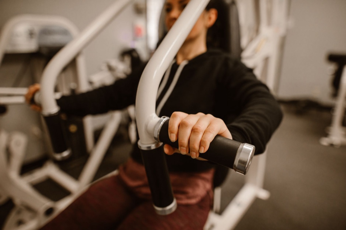 Mann am Bench Press Maschinen im Fitnessstudio