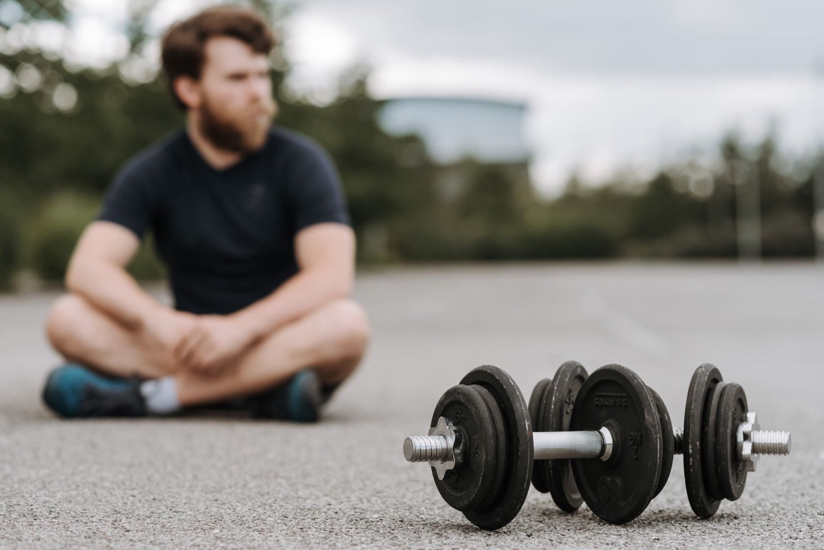 Frau mit Dumbbell Fly im Fitnessstudio