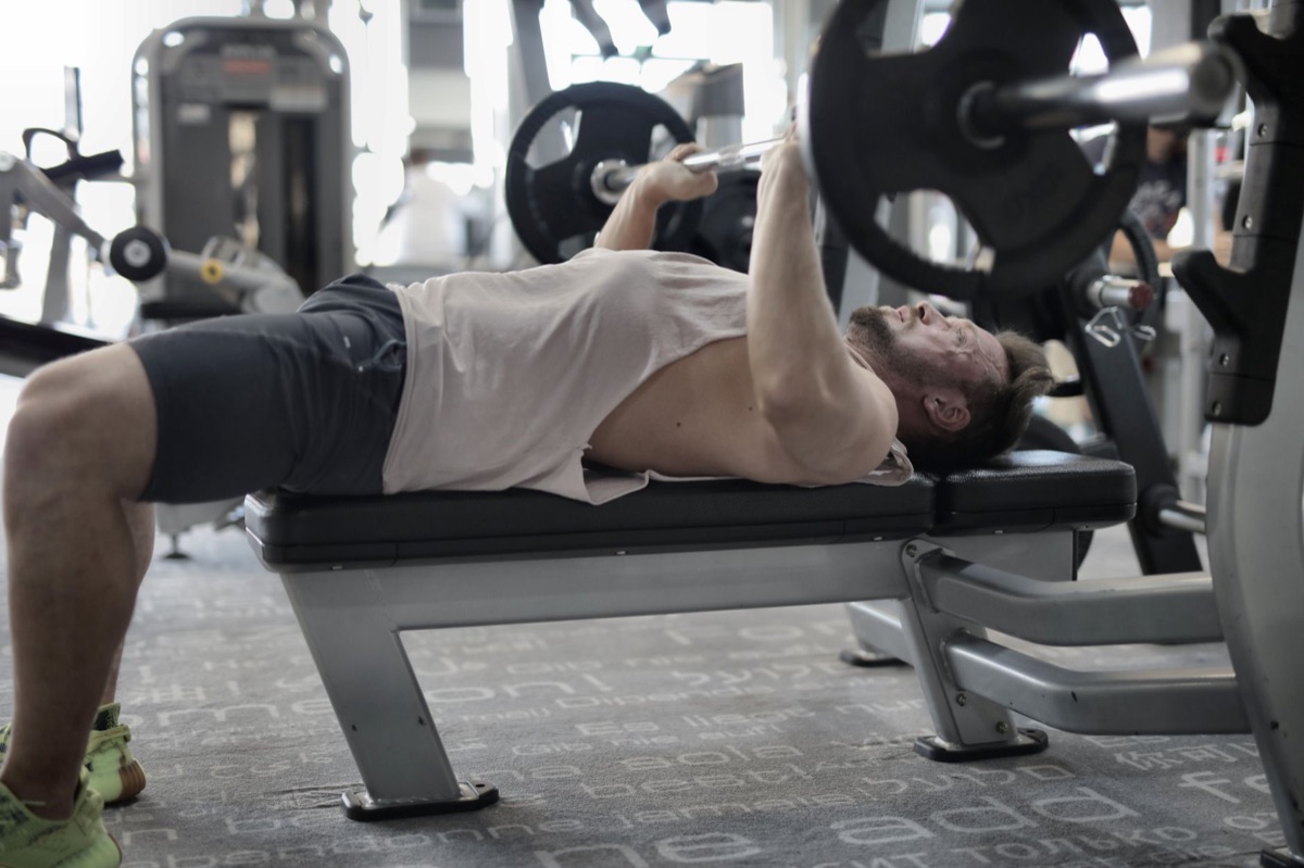 Machine de bench press dans une salle de sport
