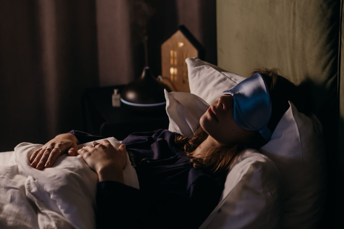 Person schläft in einem dunklen Schlafzimmer
