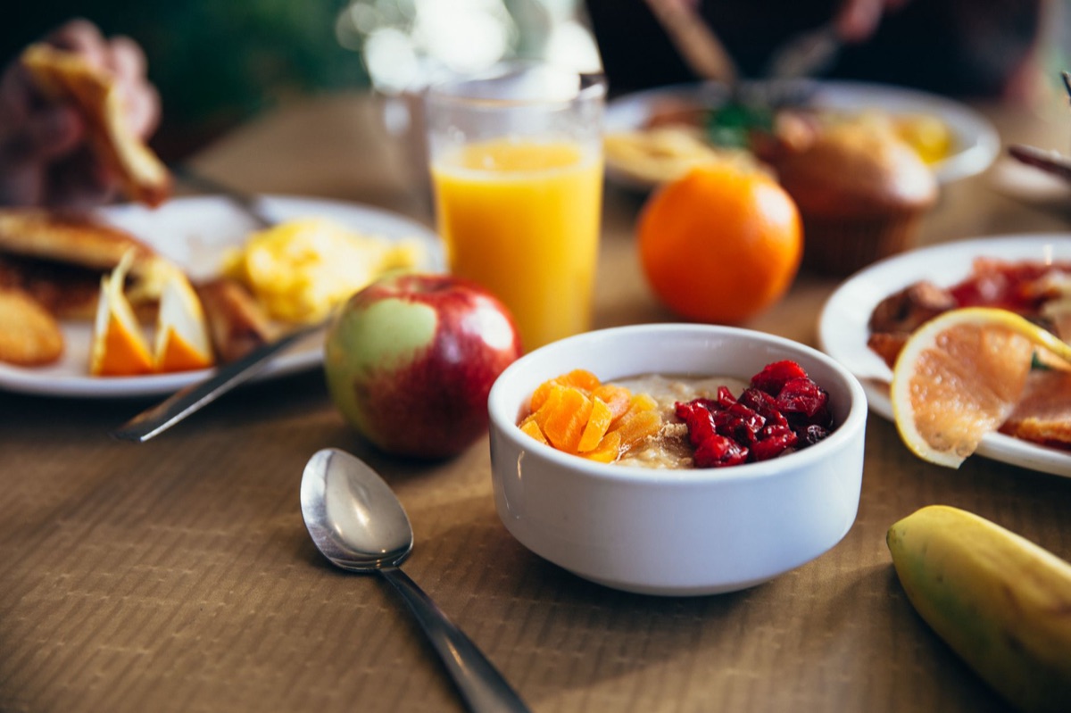 Petit déjeuner sain avec des baies et de l'avoine pour la récupération.
