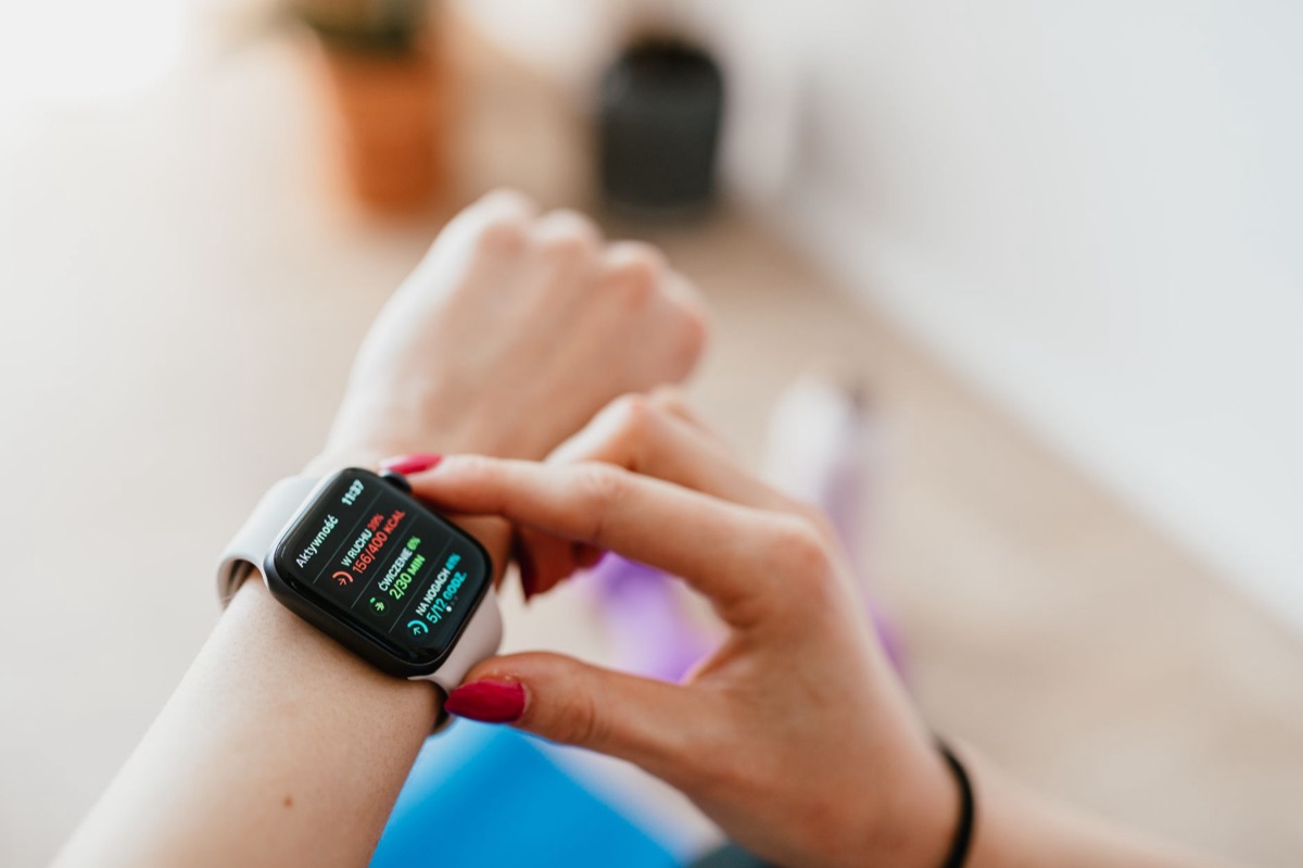 Primo piano sensore battito cardiaco smartwatch