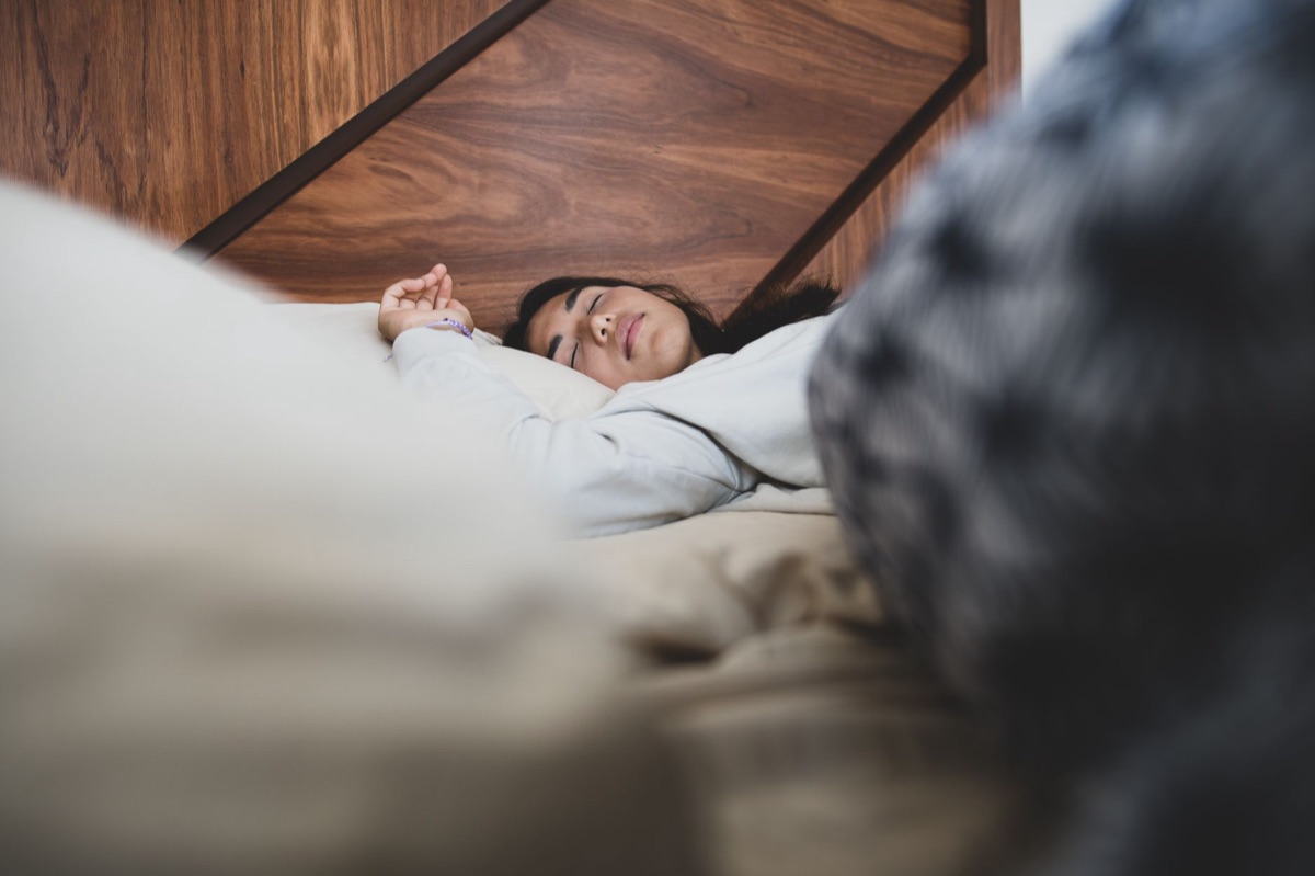 朝の光の中で安らかに眠る人の様子
