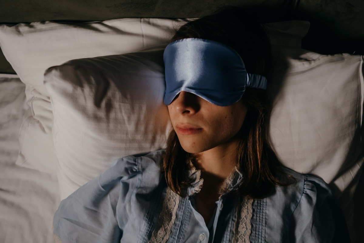擺放著眼罩與枕頭的睡眠環境