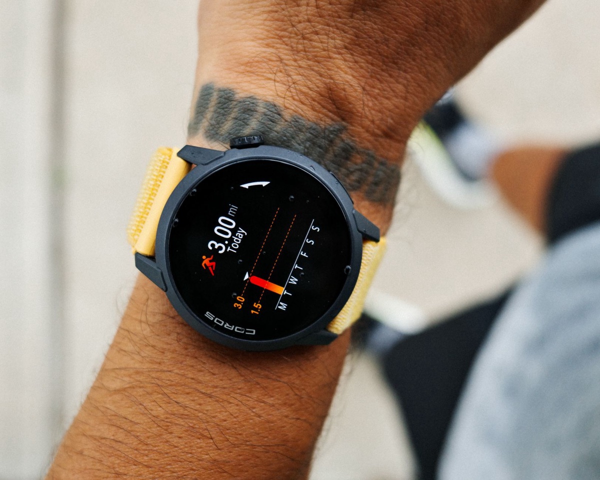 Gros plan d'une montre connectée mesurant la fréquence cardiaque.