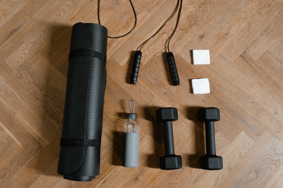 Équipement de fitness minimaliste sur un tapis de yoga.