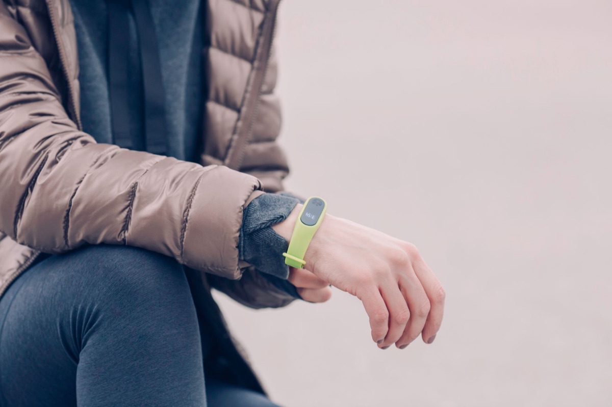 Een smartwatch die hartslag en beweging meet op een pols.
