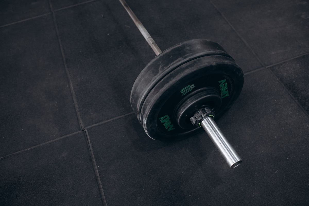 Zware fitnessgewichten op een trainingsmat.