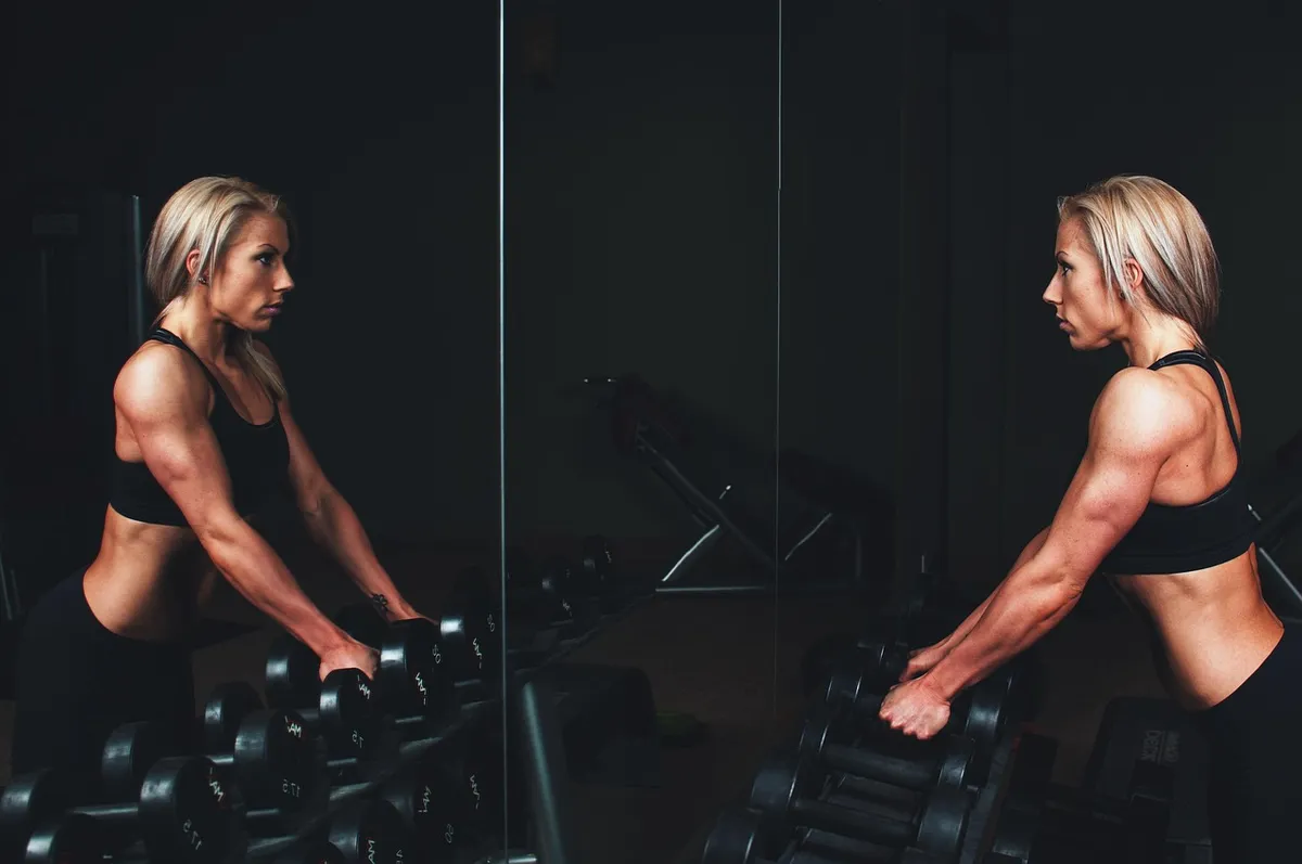 training, muscles, arms, blonde, bar bells, workout, fitness, exercise, sport, gym, strong, young, woman, person, healthy, lifestyle, body, fit, muscular, studi